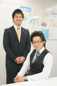 代表取締役社長の柴崎隆（右）、営業部3年目の光田亮介（2012年入社、左）