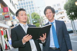 写真（左）甲斐貴彦（2013年入社）/（右）佐藤靖彦（2012年入社）